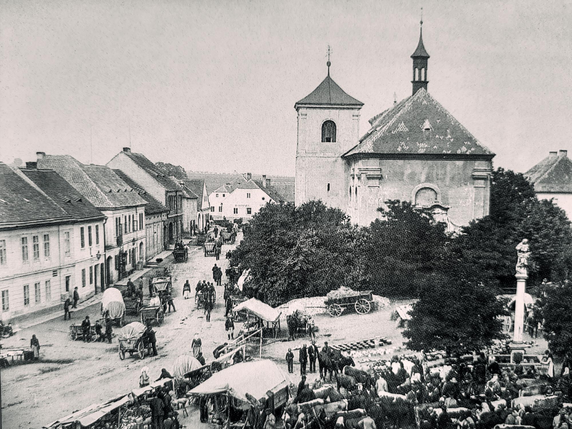Dům čp. 9 (úplně vlevo) – pohled z roku 1895